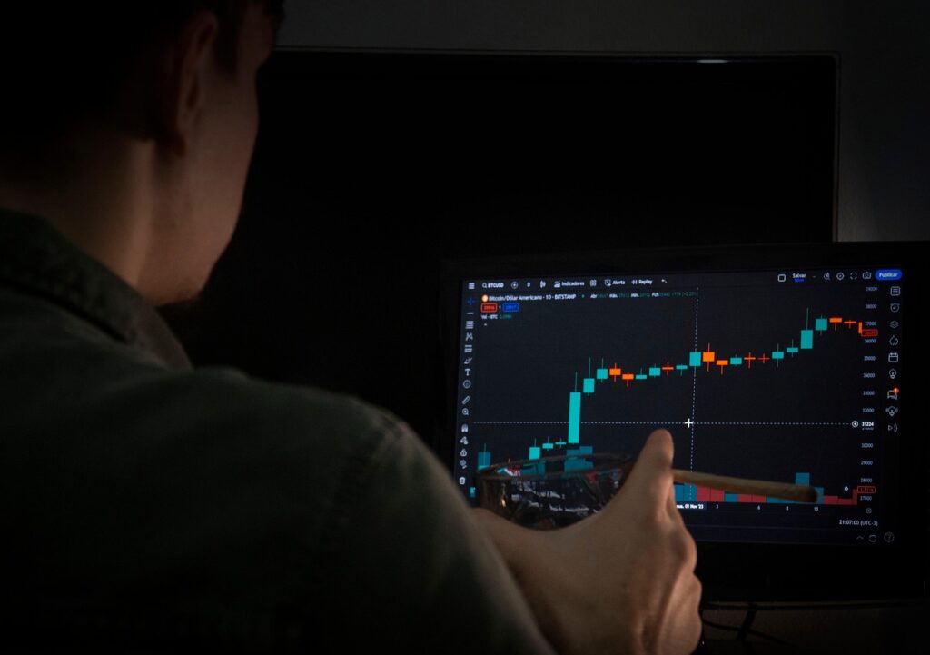 Bitcoin holds ,000 as dollar strength keeps markets on edge