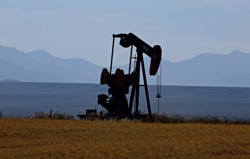 S&P, Nasdaq futures slip amid renewed pressure on tech stocks, oil price jump
